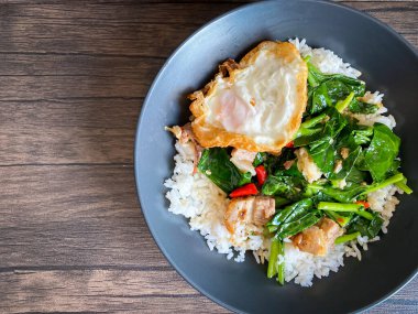 Çin brokolisi ve istiridye soslu kızarmış domuz eti ve kızarmış yumurta.