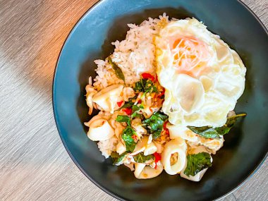 Üzerine kızarmış kalamar ve fesleğen ve sahanda yumurta.