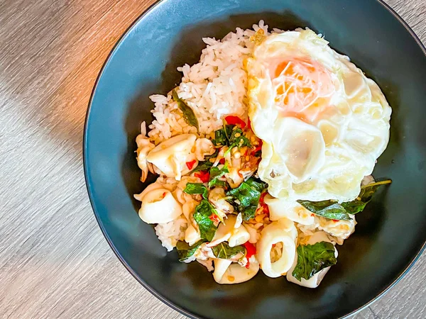 Üzerine kızarmış kalamar ve fesleğen ve sahanda yumurta.