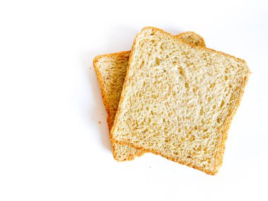 Beyaz arka planda yenmeye hazır buğday ekmeği.