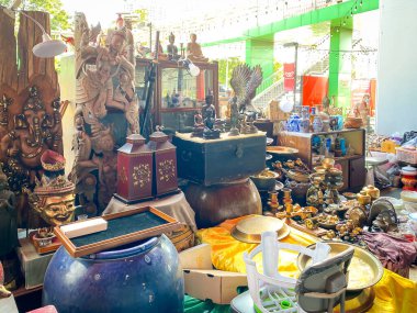 Bangkok Tayland - 30 Aralık 2022: Birçok ikinci el eşya ve mobilya Chatuchak hafta sonu pazarında satışa sunuldu