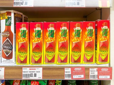 Bangkok Tayland - 5 Ocak 2023: Foodland süpermarketi Sukumwit16 şubesinde satılık birçok biber sosu şişesi