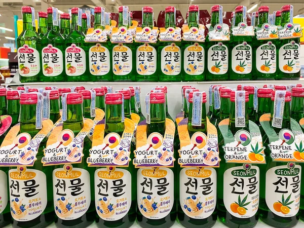 Bangkok Tayland - 06 Mart 2023: Birçok Soju şişesi Big-C süpermarketinde satılıktır, Soju pirinç, buğday veya arpadan yapılan geleneksel Kore içeceğidir.