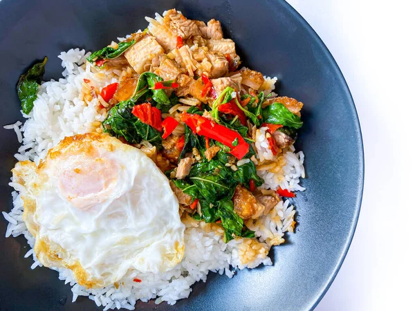 Ryż Zwieńczony Chrupiącym Brzuchem Wieprzowym Tajskim Bazylią Smażonym Jajkiem Zdjęcie Stockowe