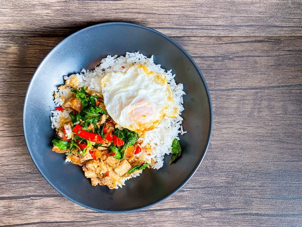 stock image Rice topped with crispy pork belly with Thai basil and fried egg