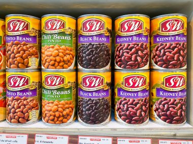 Bangkok Tayland - 08 Şubat 2023: Bangkok Tayland 'daki Foodland süpermarketinde satılık çok sayıda mısır gevreği konservesi
