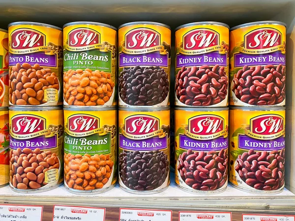 Bangkok Tayland - 08 Şubat 2023: Bangkok Tayland 'daki Foodland süpermarketinde satılık çok sayıda mısır gevreği konservesi