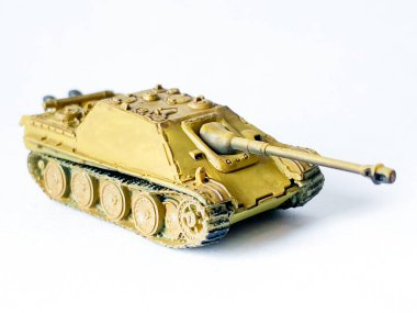 Beyaz arka planda izole edilmiş 2. Dünya Savaşı tank modeli oyuncak