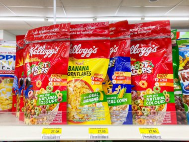 Bangkok Tayland - 20 Mart 2023: Kellogg 's Corn Flakes' in birçok çeşidi 7-11 'de satışa sunuldu