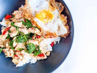 Tavuklu pilav, Tayland fesleğeni ve sahanda yumurta.