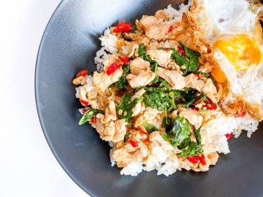 Tavuklu pilav, Tayland fesleğeni ve sahanda yumurta.