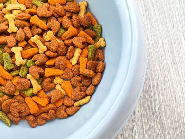 Ahşap arka planda köpek maması yemeye hazır.