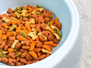 Ahşap arka planda köpek maması yemeye hazır.