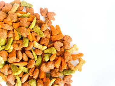 Beyaz arka planda köpek maması yemeye hazır.