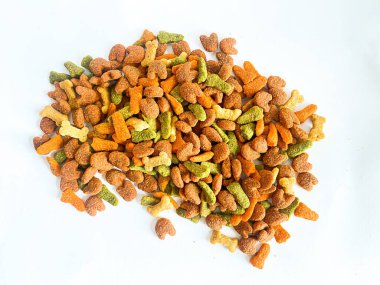 Beyaz arka planda köpek maması yemeye hazır.