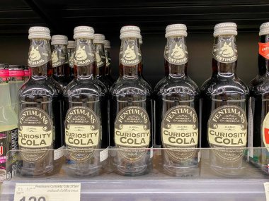 Bangkok Tayland - 1 Nisan 2023: Üst süpermarket Bangna şubesinde rafta satılık bir sürü kola şişesi