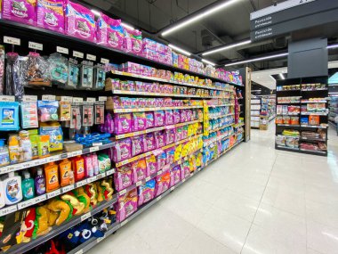 Bangkok Tayland - 1 Nisan 2023: Üst süpermarket Bangna şubesindeki raflarda birçok hayvan yiyeceği markası