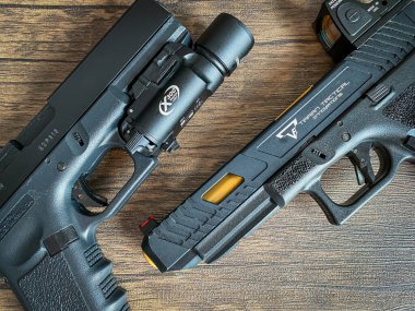 Bangkok Tayland - 9 Nisan 2023 - Ahşap zemin üzerinde Glock özel havalı tabanca