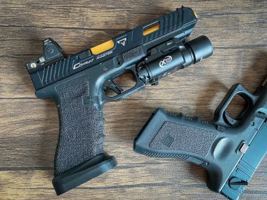 Bangkok Tayland - 9 Nisan 2023 - Ahşap zemin üzerinde Glock özel havalı tabanca