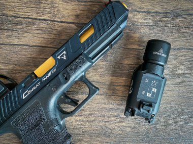 Bangkok Tayland - 9 Nisan 2023 - Ahşap zemin üzerinde Glock özel havalı tabanca