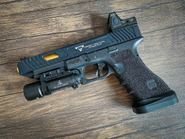 Bangkok Tayland - 9 Nisan 2023 - Ahşap zemin üzerinde Glock özel havalı tabanca