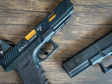 Bangkok Tayland - 9 Nisan 2023 - Ahşap zemin üzerinde Glock özel havalı tabanca