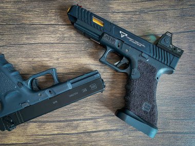 Bangkok Tayland - 9 Nisan 2023 - Ahşap zemin üzerinde Glock özel havalı tabanca