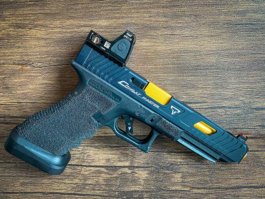 Bangkok Tayland - 9 Nisan 2023 - Ahşap zemin üzerinde Glock özel havalı tabanca