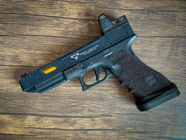 Bangkok Tayland - 9 Nisan 2023 - Ahşap zemin üzerinde Glock özel havalı tabanca