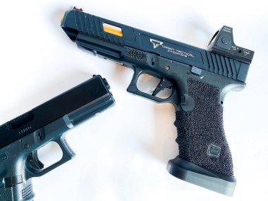 Bangkok Tayland - 9 Nisan 2023 - Beyaz arka planda Glock özel havalı tabanca