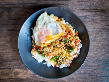 Pirinç soslu domuz eti, Tayland fesleğeni ve kızarmış yumurta.