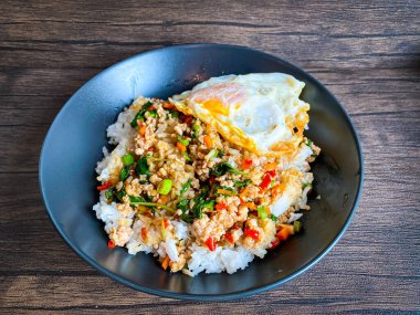 Pirinç soslu domuz eti, Tayland fesleğeni ve kızarmış yumurta.