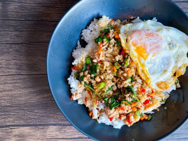 Pirinç soslu domuz eti, Tayland fesleğeni ve kızarmış yumurta.