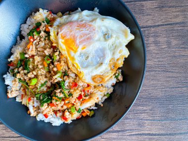 Pirinç soslu domuz eti, Tayland fesleğeni ve kızarmış yumurta.