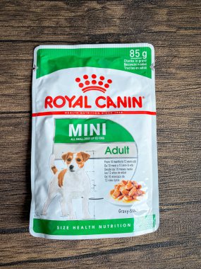 Bangkok Tayland - 18 Nisan 2023: Ahşap masada bir paket Royal Canin köpek maması