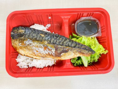 Saba balığı, masada salatayla ızgara yapıyor.