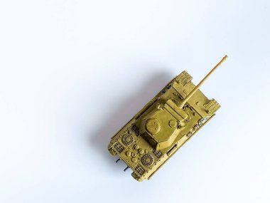 Beyaz arka planda izole edilmiş 2. Dünya Savaşı tank modeli oyuncak 