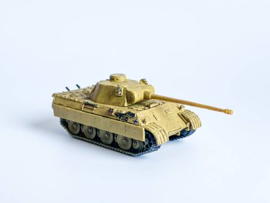 Beyaz arka planda izole edilmiş 2. Dünya Savaşı tank modeli oyuncak 
