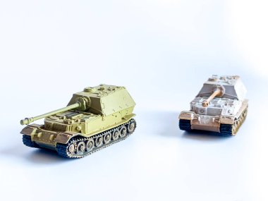 Beyaz arka planda izole edilmiş 2. Dünya Savaşı tank modeli oyuncak 