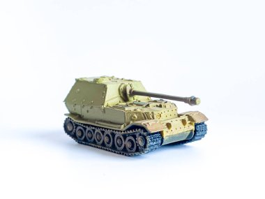 Beyaz arka planda izole edilmiş 2. Dünya Savaşı tank modeli oyuncak 