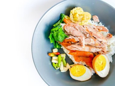 Pişmiş domuz buğulama ve pilav hazır.