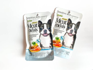 Bangkok Tayland - 01 Mayıs 2023: Beyaz arka planda bir sürü köpek maması