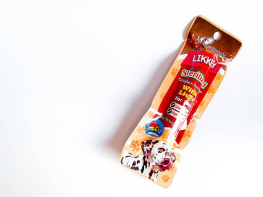 Bangkok Tayland - 01 Mayıs 2023: Beyaz arka planda bir sürü köpek maması