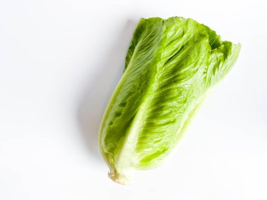 Taze yeşil çünkü marul yaprağı beyaz arkaplanda izole edilmiş..