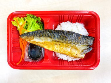 Saba balığı, masada salatayla ızgara yapıyor.