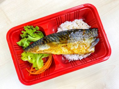 Saba balığı, masada salatayla ızgara yapıyor.