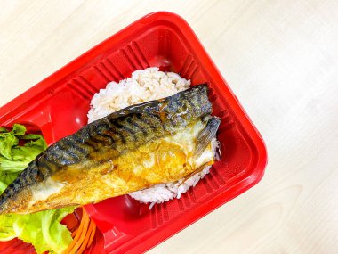 Saba balığı, masada salatayla ızgara yapıyor.