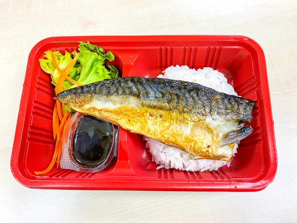 Peixe Saba Grelhado Com Salada Recipiente Comida Mesa — Fotografia de Stock