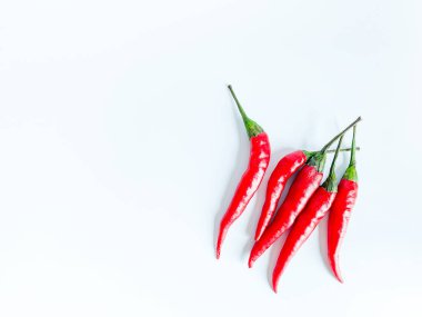 Taze kırmızı biber ve ahşap arkaplanda metin için boşluk