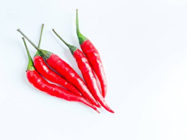 Taze kırmızı biber ve ahşap arkaplanda metin için boşluk